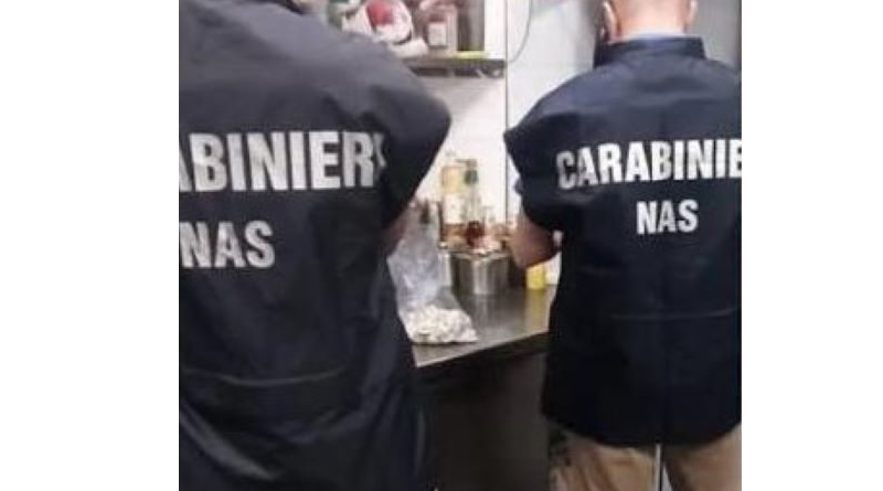 Maxi-sequestro nel Soveratese: muffe e sporcizia in supermercato, sigilli a mezza tonnellata di cibo