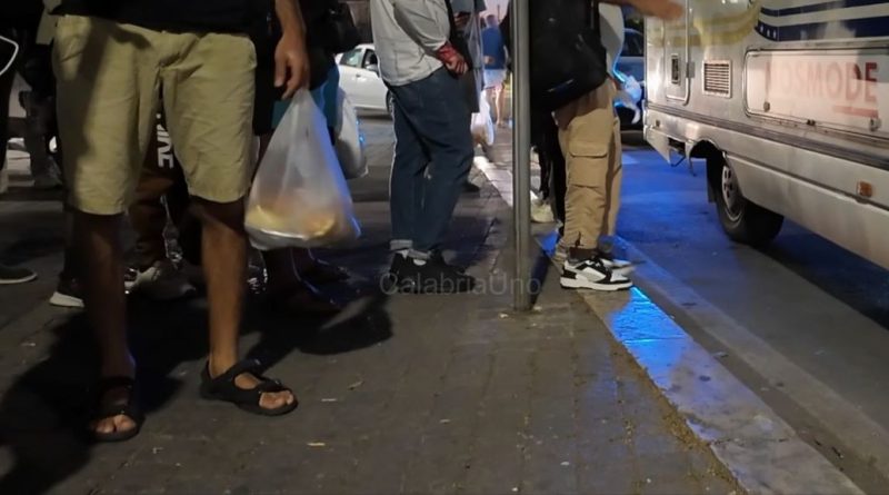 VIDEO – Solidarietà sotto il sole rovente: l’estate difficile di “On The Road” a Crotone