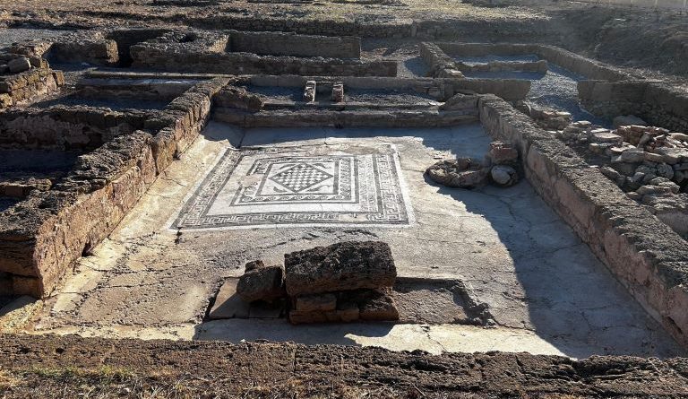Crotone, riapre il Balneum con il mosaico dei delfini: una nuova tappa per il Parco di Capo Colonna
