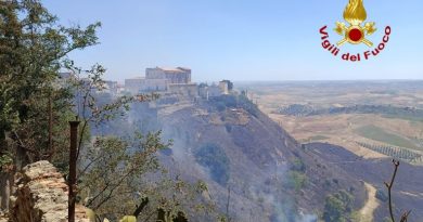 Fiamme a Strongoli: il vento frena i mezzi aerei, case salvate in extremis dalle squadre a terra