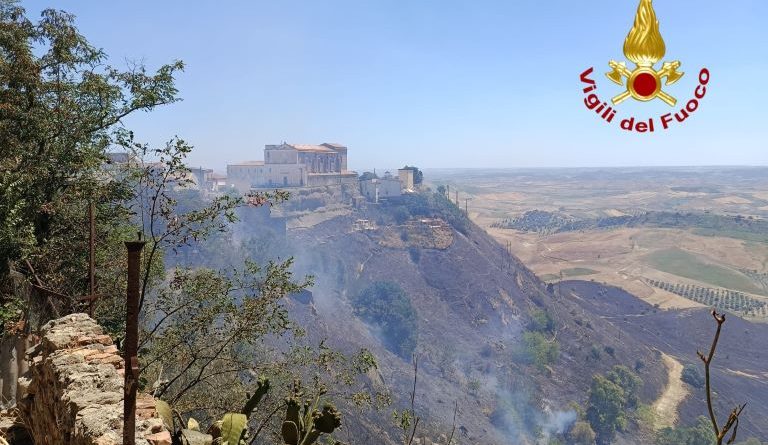 Fiamme a Strongoli: il vento frena i mezzi aerei, case salvate in extremis dalle squadre a terra