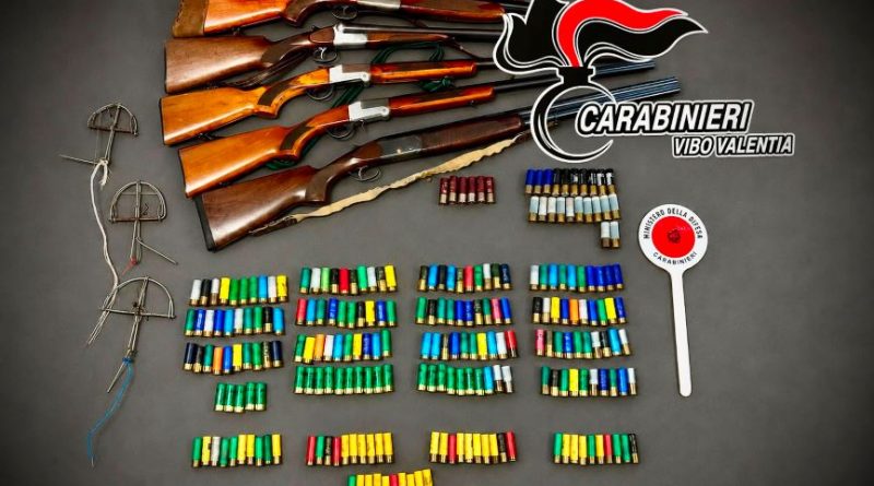 Blitz antibracconaggio a Fabrizia: pensionato sorpreso a posizionare trappole vietate. Sequestrati cinque fucili e 233 munizioni