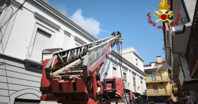 Paura a Crotone nel quartiere Papanice: fiamme sul tetto di una palazzina, evacuati i residenti.