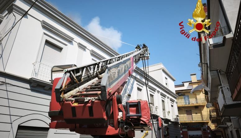 Paura a Crotone nel quartiere Papanice: fiamme sul tetto di una palazzina, evacuati i residenti.