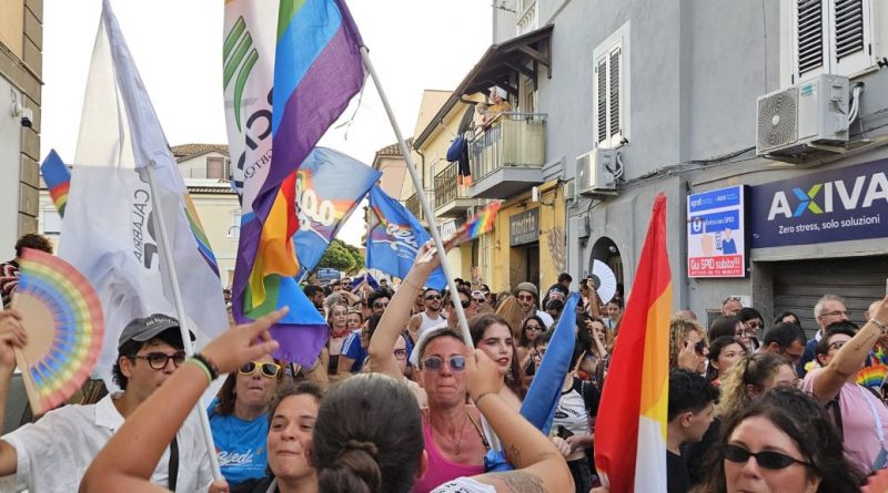 Catanzaro, la svolta arcobaleno: in migliaia al primo storico Pride. Carpanzano: «Da oggi nessuno è più solo»