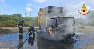 Paura a Joppolo: va a fuoco un autocompattatore vicino al palazzetto dello sport. Intervengono i Vigili del Fuoco