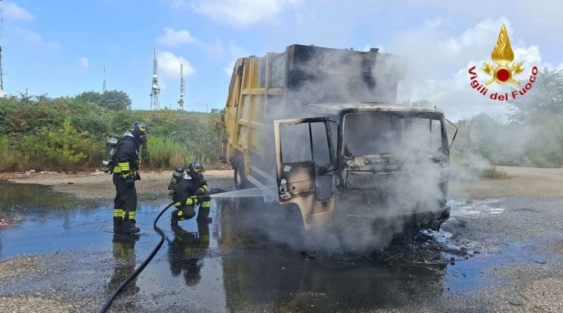 Paura a Joppolo: va a fuoco un autocompattatore vicino al palazzetto dello sport. Intervengono i Vigili del Fuoco