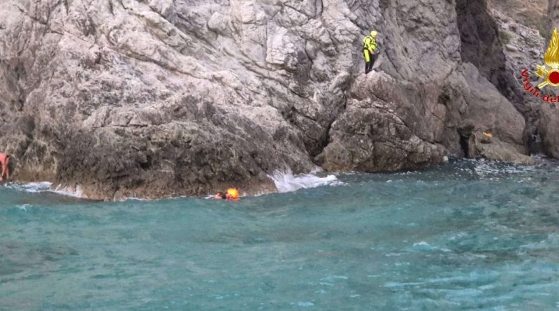 Paura a Capo Vaticano: turisti bloccati sulla scogliera salvati dai Vigili del Fuoco