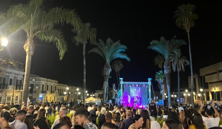 Palmi, il colpo di coda dell’estate è un trionfo: in migliaia per la Notte Bianca delle meraviglie