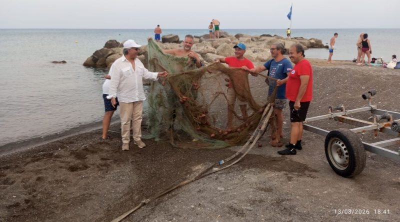 Recuperata rete cianciolo incagliata nella Secca di Amendolara. Operazione pulizia fondali con volontari subacquei