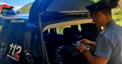 Follia a Bagnara Calabra: distrugge la culla del figlio e minaccia la compagna. Arrestato dopo la rivolta contro i Carabinieri