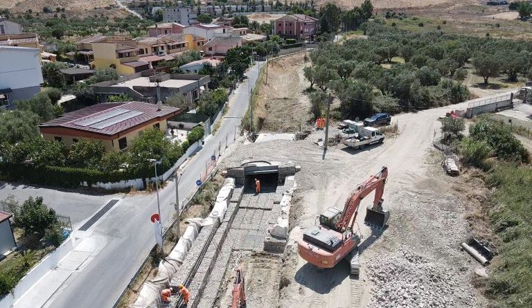 Crotone: lavori di messa in sicurezza idraulica: via alla demolizione del ponte di via Groenlandia. Eviterà l’effetto “tappo” e il rischio alluvioni