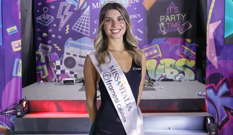 Miss Italia Calabria: Sofia Vescio incoronata Miss Framesi 2026 sul lungomare di Reggio