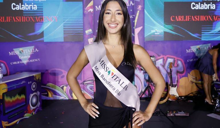Miss Italia Calabria: Alessandra Romano trionfa a Santa Maria del Cedro ed è “Miss Bandiera Blu 2026”