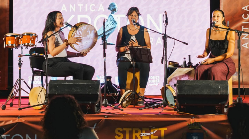 Crotone, lo Street Book Festival fa il pieno di presenze: la cultura si riprende le piazze
