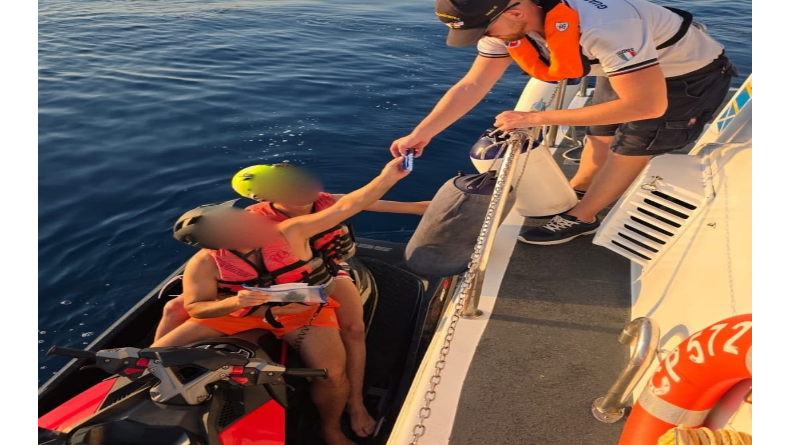 Ferragosto sicuro a Crotone: maxi-operazione della Guardia Costiera. Sequestrati acquascooter e pesce non tracciabile, pioggia di sanzioni