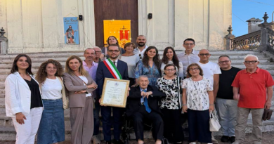 Benemerenza civica a Luigi “Gino” Paternostro: l’abbraccio di Mormanno al suo storico Maestro