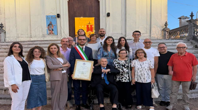 Benemerenza civica a Luigi “Gino” Paternostro: l’abbraccio di Mormanno al suo storico Maestro