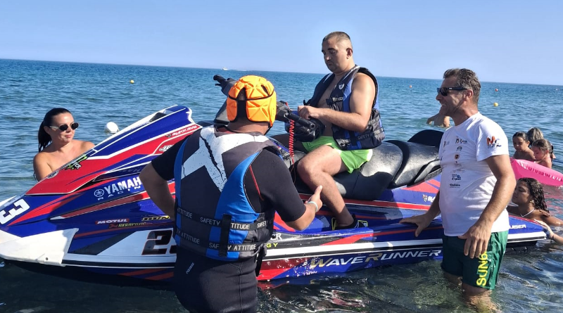 Dal rombo del motore al sorriso: a Cirò Marina la mototerapia in acqua diventa realtà