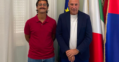 Crotone, salva un bagnante in arresto cardiaco: il sindaco Voce riceve e ringrazia il bagnino eroe Massimo Cosco
