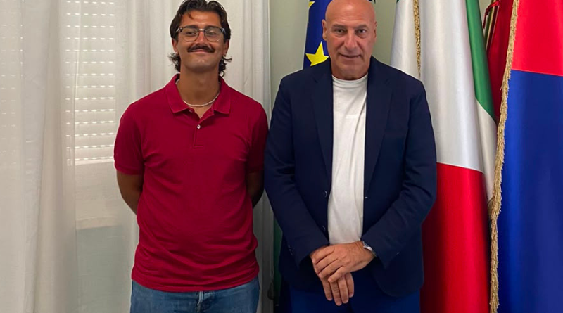 Crotone, salva un bagnante in arresto cardiaco: il sindaco Voce riceve e ringrazia il bagnino eroe Massimo Cosco