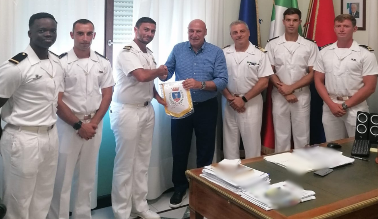 Crotone, il mare come scuola di vita: il Sindaco Voce accoglie l’equipaggio della BC Chaplin