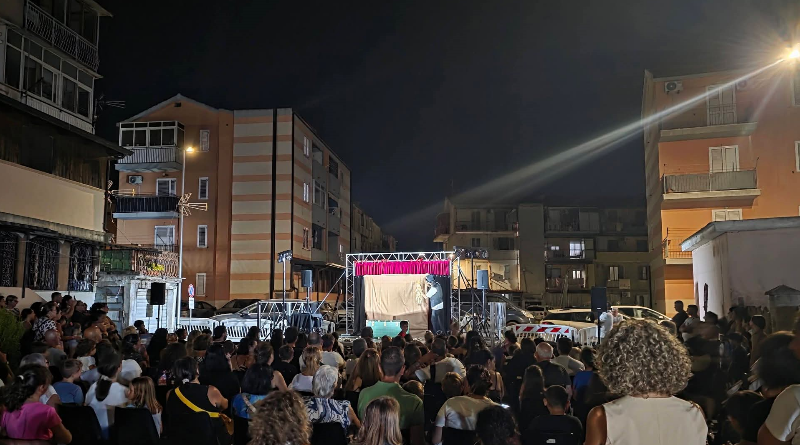 Crotone la periferia si fa palcoscenico: la magia dei burattini del Teatro della Libellula conquista la città