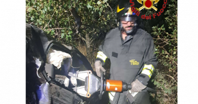 SPILINGA – Incidente stradale all’alba: auto contro un albero, conducente estratto dalle lamiere