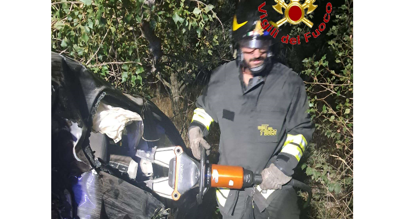 SPILINGA – Incidente stradale all’alba: auto contro un albero, conducente estratto dalle lamiere