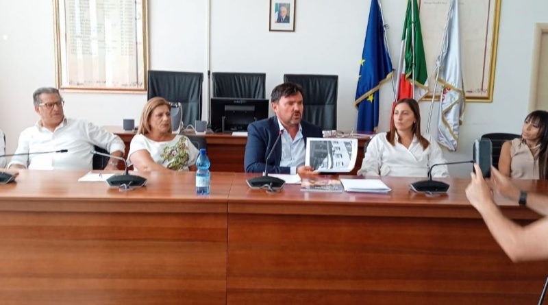 San Giovanni in Fiore, l’opposizione sfida il sindaco barile: «pronti a votare il bilancio, ma sul dissesto faccia da solo»