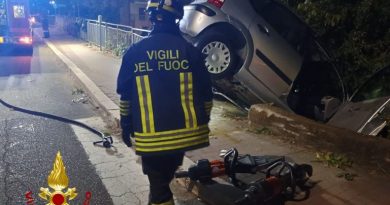 Incidente a Crotone in via Borsellino: paura per una mamma e un bambino, traffico in tilt