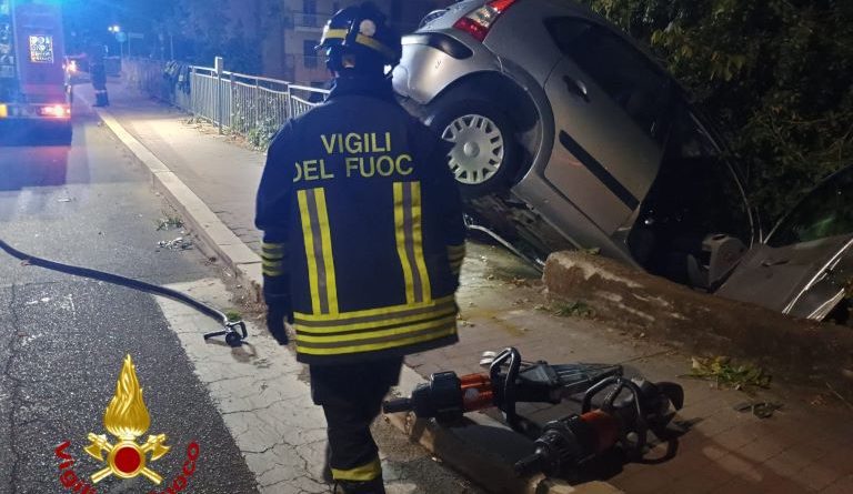 Incidente a Crotone in via Borsellino: paura per una mamma e un bambino, traffico in tilt
