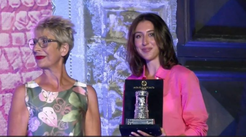 VIDEO – Il trionfo di Cecilia Sala al Premio Caccuri: la geopolitica del dolore conquista la Torre d’Argento di Michele Affidato