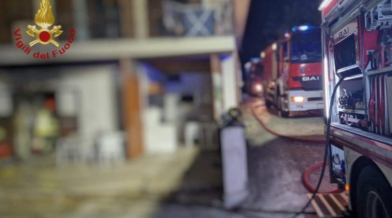 Inferno di fuoco in un B&B a Mileto: esplode una bombola, gravissima famiglia di turisti sloveni. Ferita bimba di 10 anni