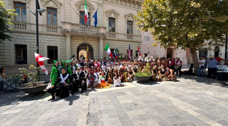 Castrovillari apre le porte al mondo: al via la 40ª edizione dell’Estate Internazionale del Folklore e del Pollino