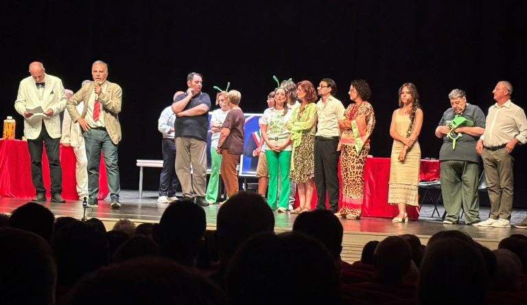 Il teatro Scaramuzza fa il pieno di risate e solidarietà: la satira politica dei giornalisti conquista Crotone