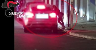 VIDEO – Operazione Medusa a Crotone e Isola Capo Rizzuto: smantellata una rete di sfruttamento della prostituzione, sequestrato un hotel