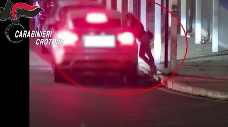 VIDEO – Operazione Medusa a Crotone e Isola Capo Rizzuto: smantellata una rete di sfruttamento della prostituzione, sequestrato un hotel