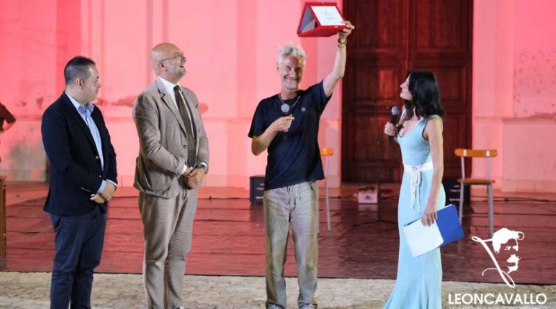 Montalto Uffugo, debutto da record per il Festival Leoncavallo: piazza gremita e standing ovation per Vincenzo Schettini