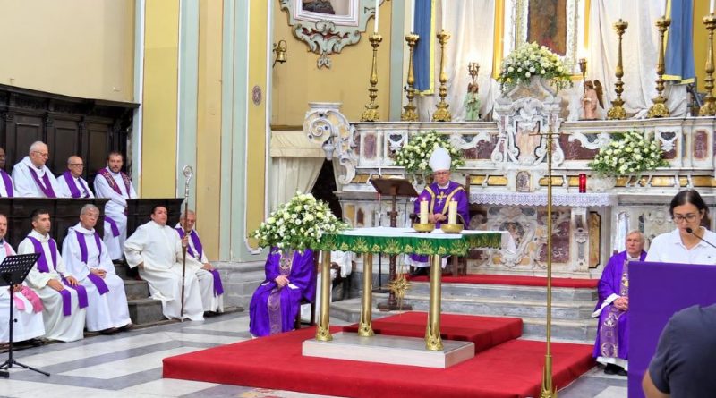 L’ Omelia dell’ Arcivescovo Torriani in ricordo di Denise Cosco:”Non candelabri che brillano, ma luce sulla strada”. La Santa Messa per le vittime di ndrangheta che accusa l’ipocrisia di politici e imprenditori “collusi”. L’ Omelia dell’ Arcivescovo Torriani in ricordo di Denise Cosco:”Non candelabri che brillano, ma luce sulla strada”. La Santa Messa per le vittime di ndrangheta che accusa l’ipocrisia di politici e imprenditori “collusi”.