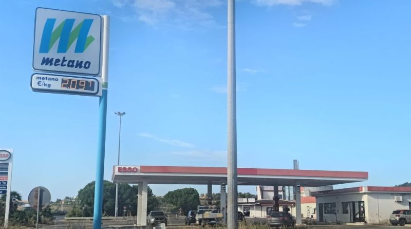 Caro-metano a Crotone, la denuncia di un automobilista: «Prezzi record e nessun concorrente. Perché qui il gas costa di più?»