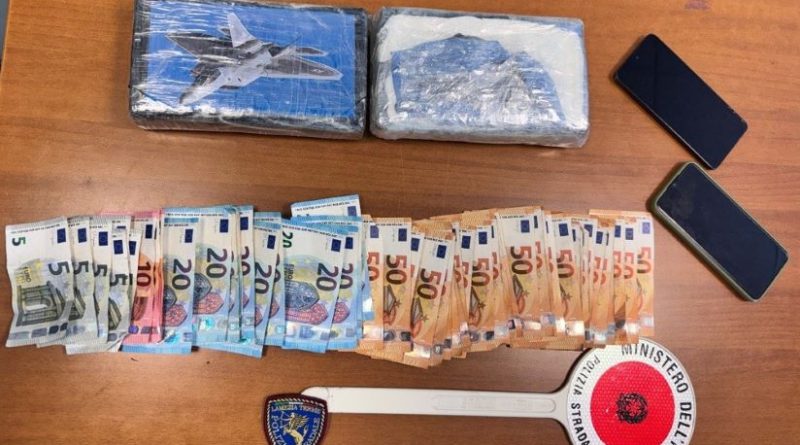 La cocaina viaggia in autostrada: tradito dal guasto all’auto, corriere finisce in trappola