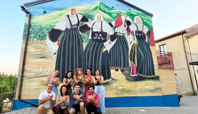 La cultura arbëreshe come leva di sviluppo: il modello Pallagorio che unisce turismo e geopolitica Il bilancio dell’estate di Fili Meridiani.
