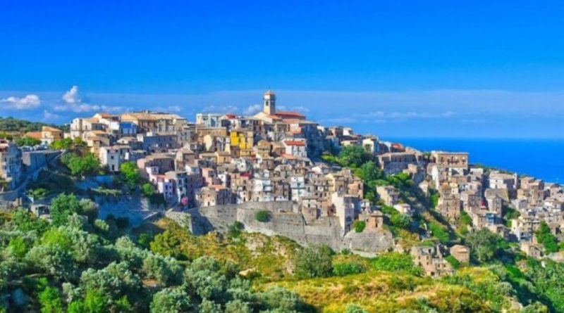Badolato, quarant’anni dopo la provocazione del “paese in vendita”: la desertificazione dei borghi è ormai una tragedia