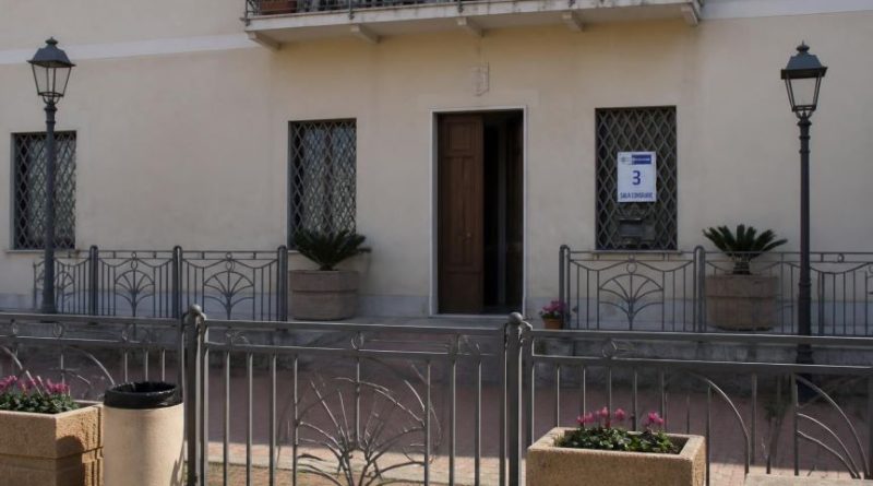 Terremoto politico a Zambrone: si dimette la maggioranza dei consiglieri, il Prefetto sospende il Comune