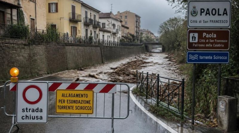 Maltempo in Calabria: paura a Paola, esonda il torrente Scirocco