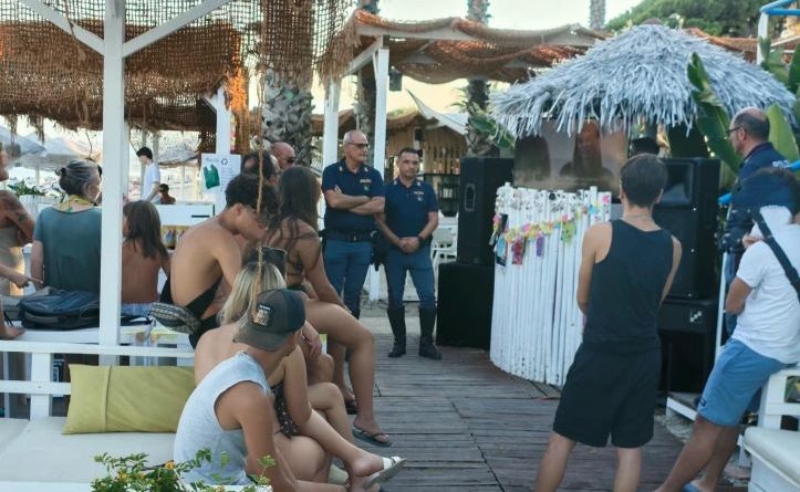 «Stasera guido io»: a Montauro la Polizia di Stato scende in spiaggia per la sicurezza stradale