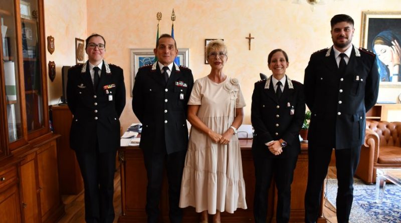 Carabinieri, gli ufficiali del comando provinciale in trasferimento salutano il Prefetto