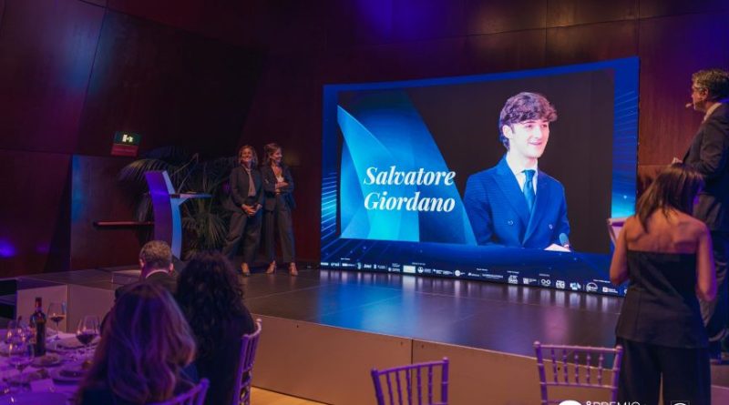 Dall’aula di Fisica alla regia della mobilità del futuro: il trionfo di Salvatore Giordano al Premio Giovani Comunicatori ICCH 2026