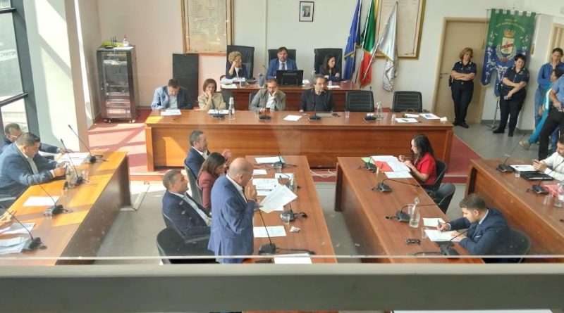 SAN GIOVANNI IN FIORE — Svolta sul precariato in Consiglio comunale: passa all’unanimità la linea delle stabilizzazioni